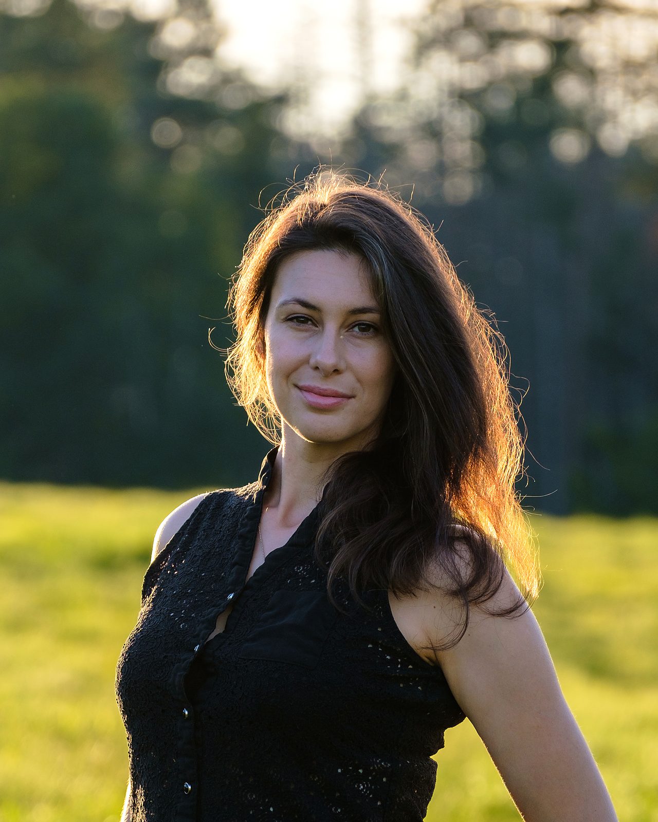 Dominika Hoppe, psychoterapeutka – portrét v přírodě při západu slunce